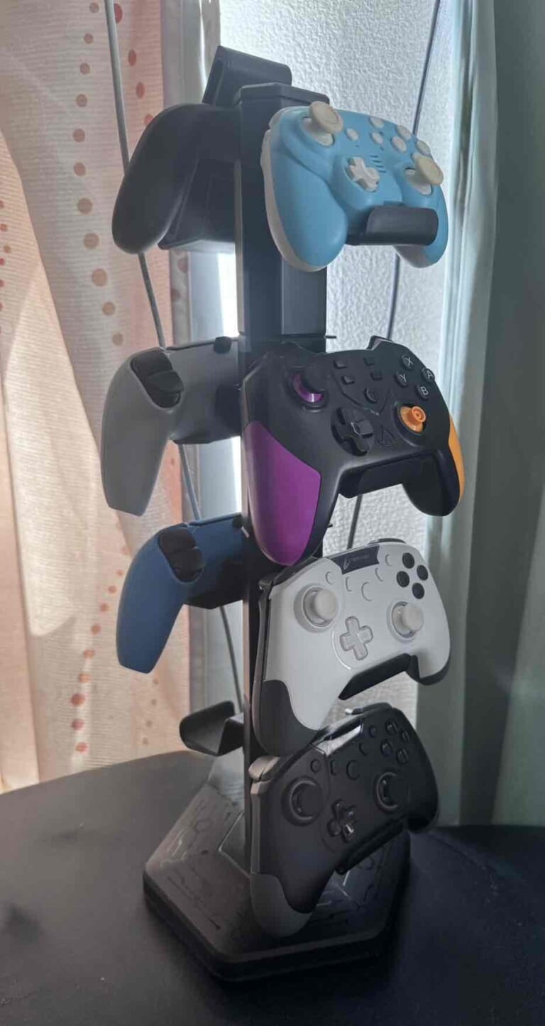複数のゲームコントローラーを縦にまとめて収納しているコントローラー収納スタンド