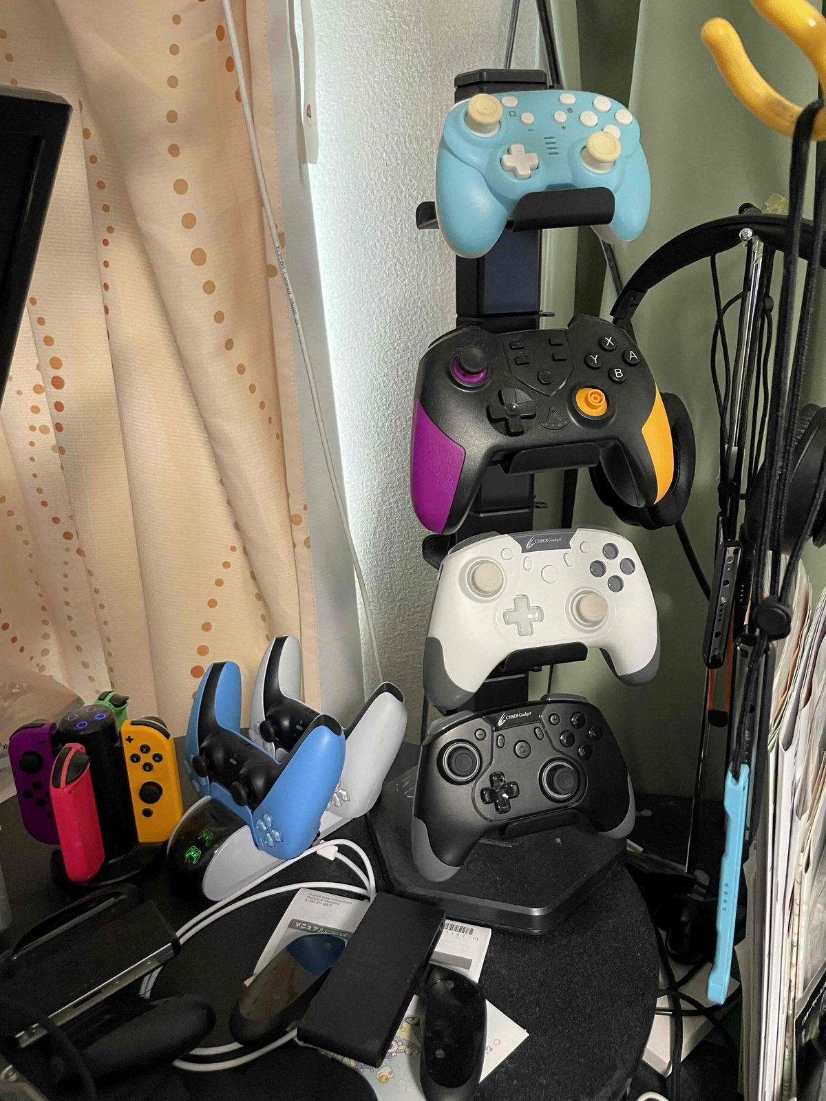SwitchやPS5など家族で使用している複数のゲームコントローラーと収納スタンド
