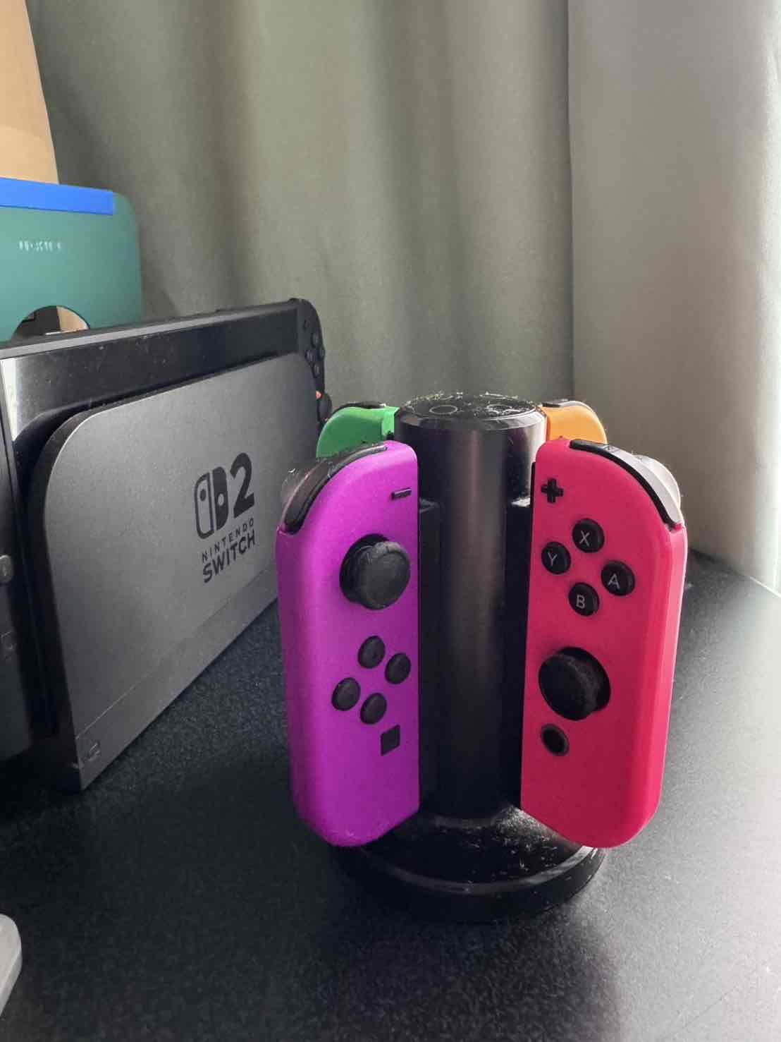 複数のJoy-Conを縦型のスタンドにまとめて置いている様子